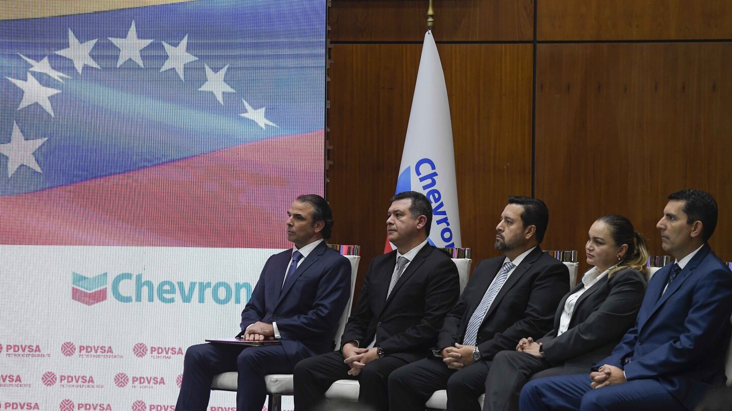 Trump suspende ayuda financiera a Venezuela al finalizar permiso para exportar petróleo a EEUU
