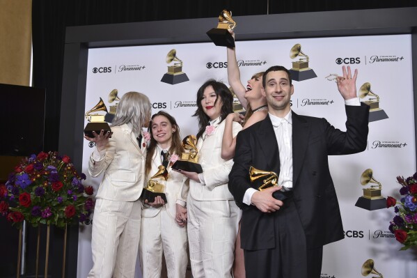 菲比·布里杰斯（左起）、boygenius 乐队的朱利安·贝克和露西·达库斯在新闻发布室合影，获得最佳摇滚表演奖和最佳摇滚歌曲奖。 