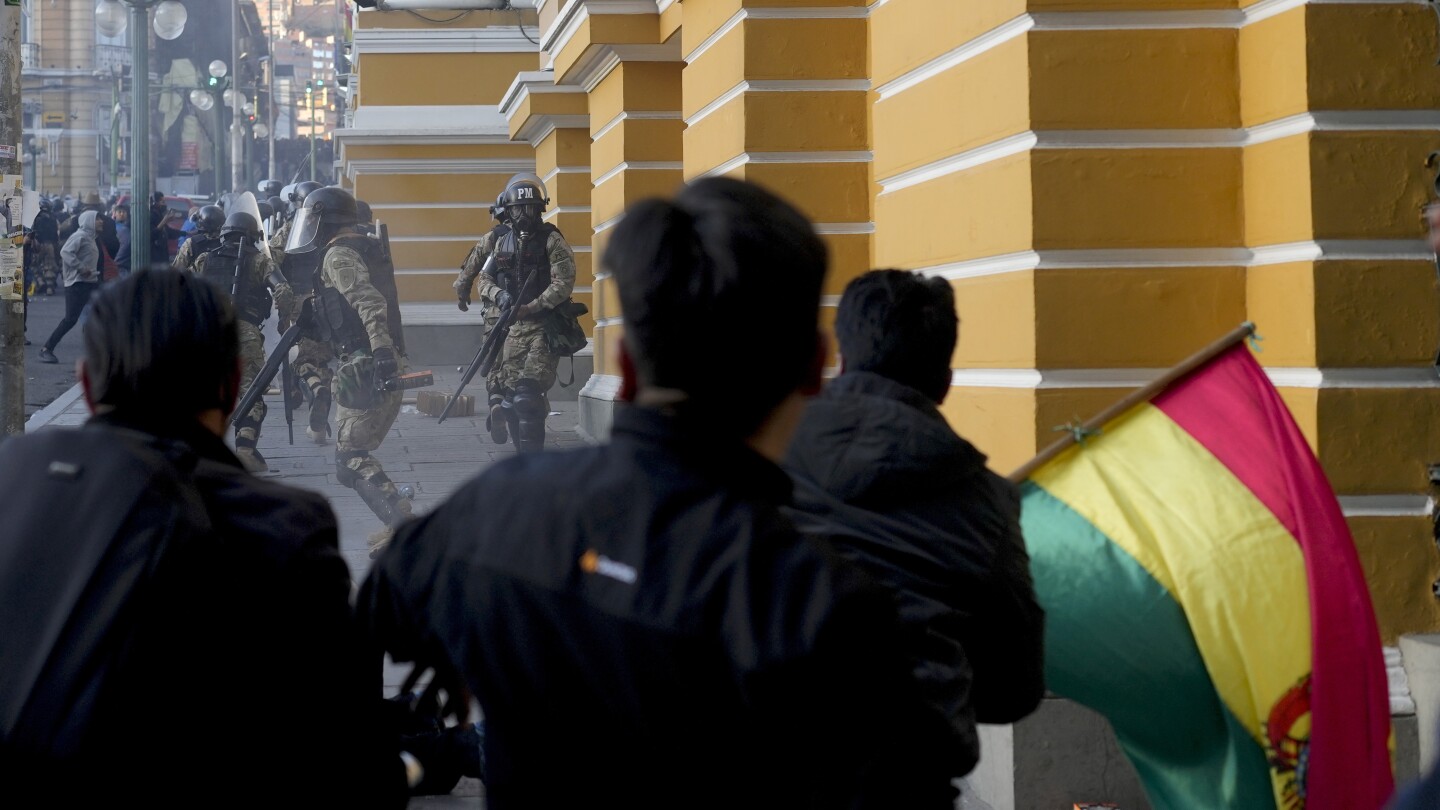 Upaya kudeta di Bolivia: penangkapan seorang jenderal dan militer yang melarikan diri dari istana
