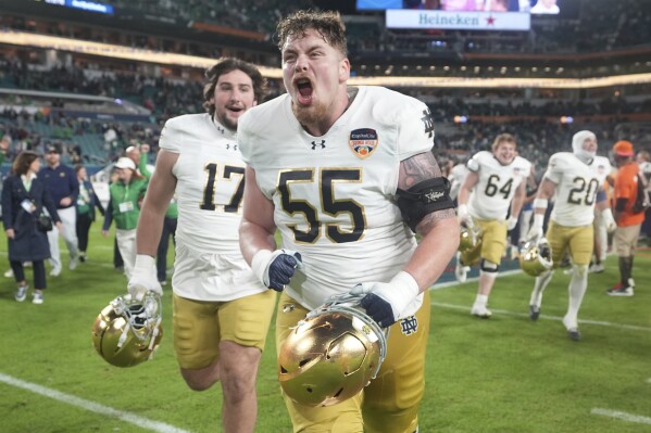 Chris Terek (55), liniero ofensivo de Notre Dame, festeja el triunfo en el Orange Bowl sobre Penn State, el jueves 9 de enero de 2025, en Miami Gardens (AP Foto/Lynne Sladky)