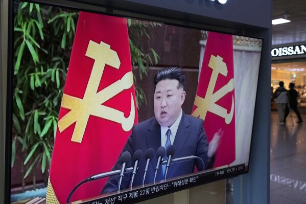 A TV screen shows a file image of North Korean leader Kim Jong Un during a news program at Seoul Railway Station in Seoul, South Korea, Thursday, May 22, 2025. (AP Photo/Ahn Young-joon)