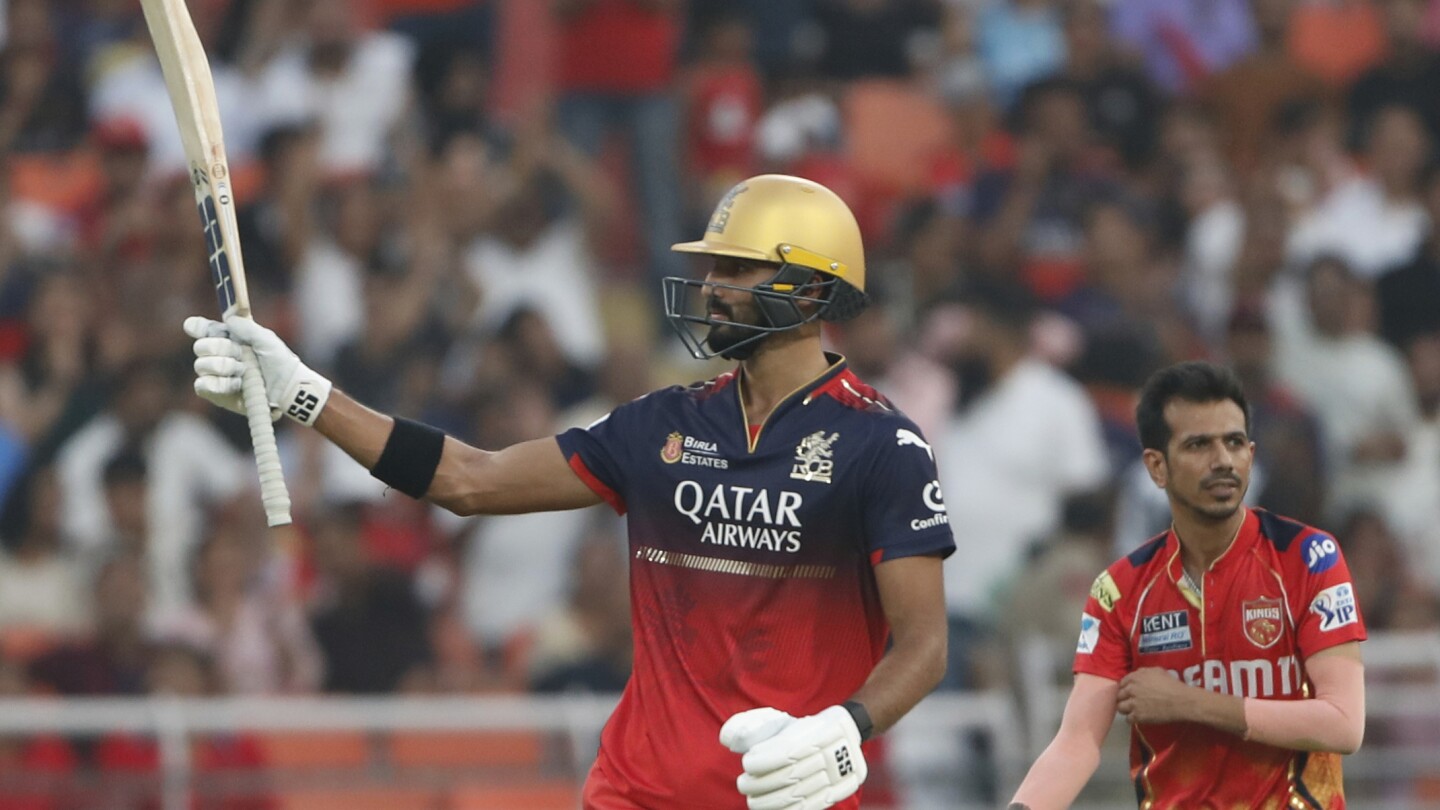 Kohli's 73 Guides RCB to 7-Wicket Victory Over Punjab