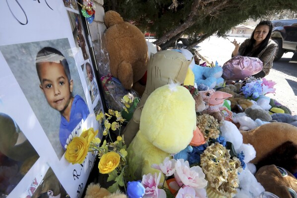 ARCHIVO - En esta foto de archivo del 4 de marzo de 2020, Wanda Ahasteen se detiene frente a un monumento a Deshaun Martínez en Flagstaff, Arizona. Elizabeth Archibeque, una mujer de Arizona que se declaró culpable de asesinato en la muerte por inanición de su hijo Deshaun, fue sentenciada a cadena perpetua. en prisión sin posibilidad de libertad condicional, el jueves 27 de julio de 2023, después de que testigos describieran los horrores del diminuto armario que se llenaba de orina donde él y su hermano menor estaban encerrados y se les negaba la comida.  (Jake Bacon/Arizona Daily Sun vía AP, Archivo)