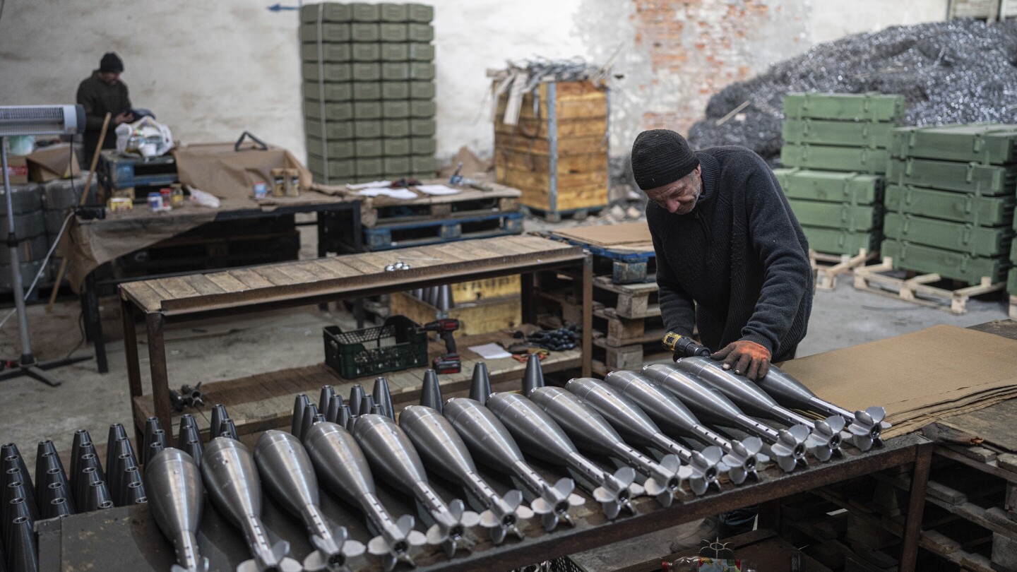 Украйна увеличава разходите за самоделни оръжия, за да помогне за отблъскването на Русия