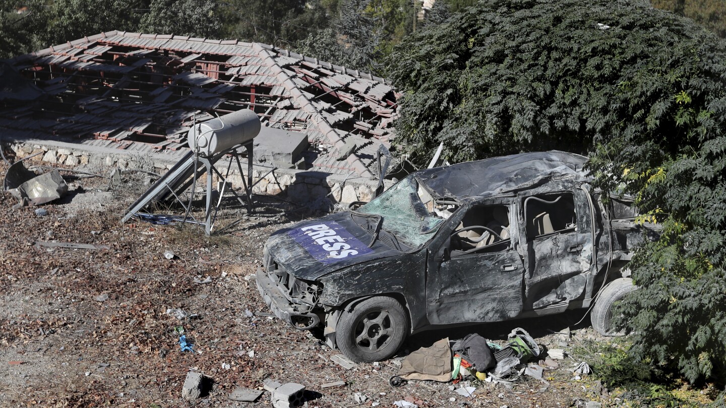 Un ataque aéreo israelí mató a dos periodistas que cubrían la guerra en el Líbano mientras dormían
