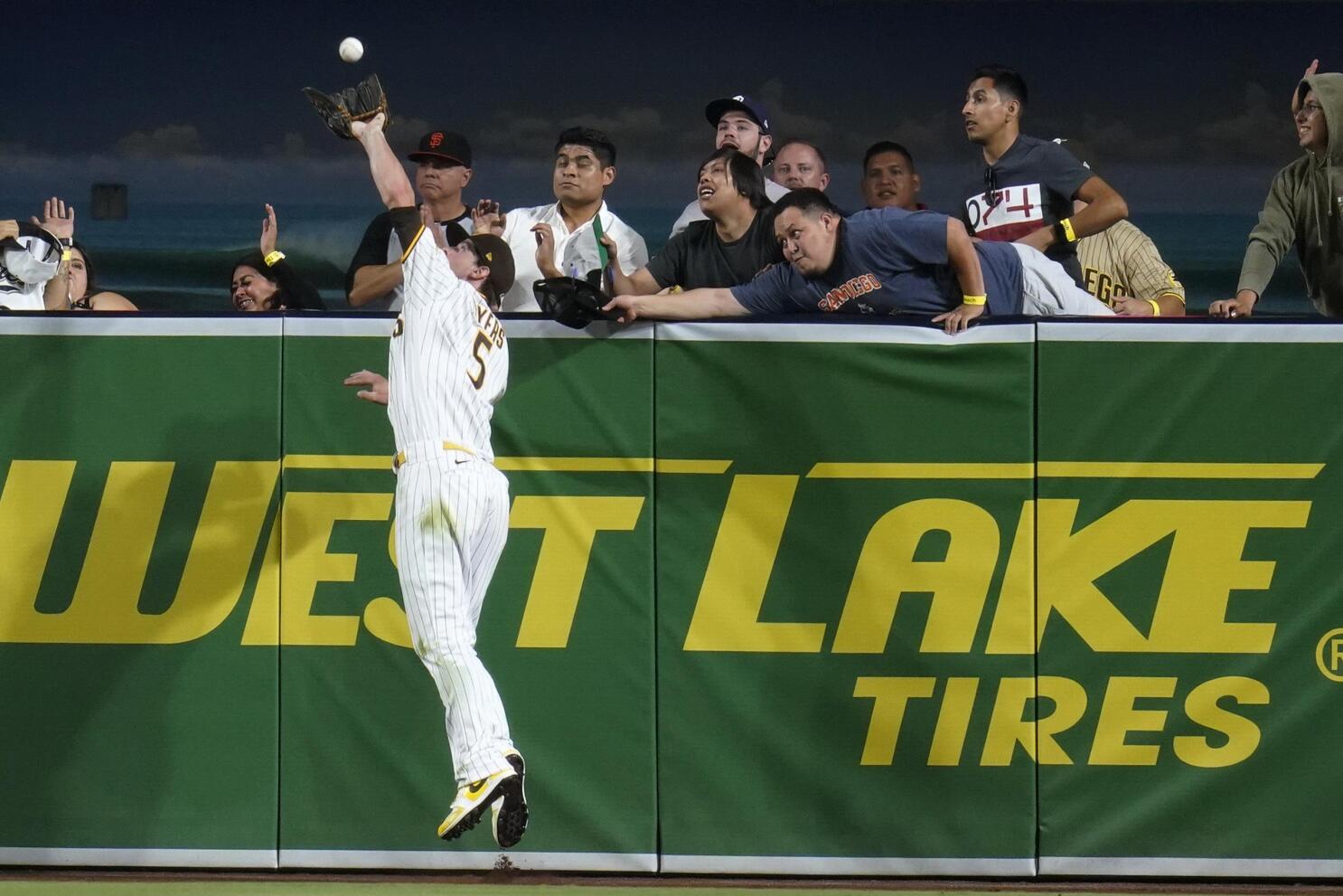 Byron Buxton leaves game after awesome catch in AL Wild Card Game 