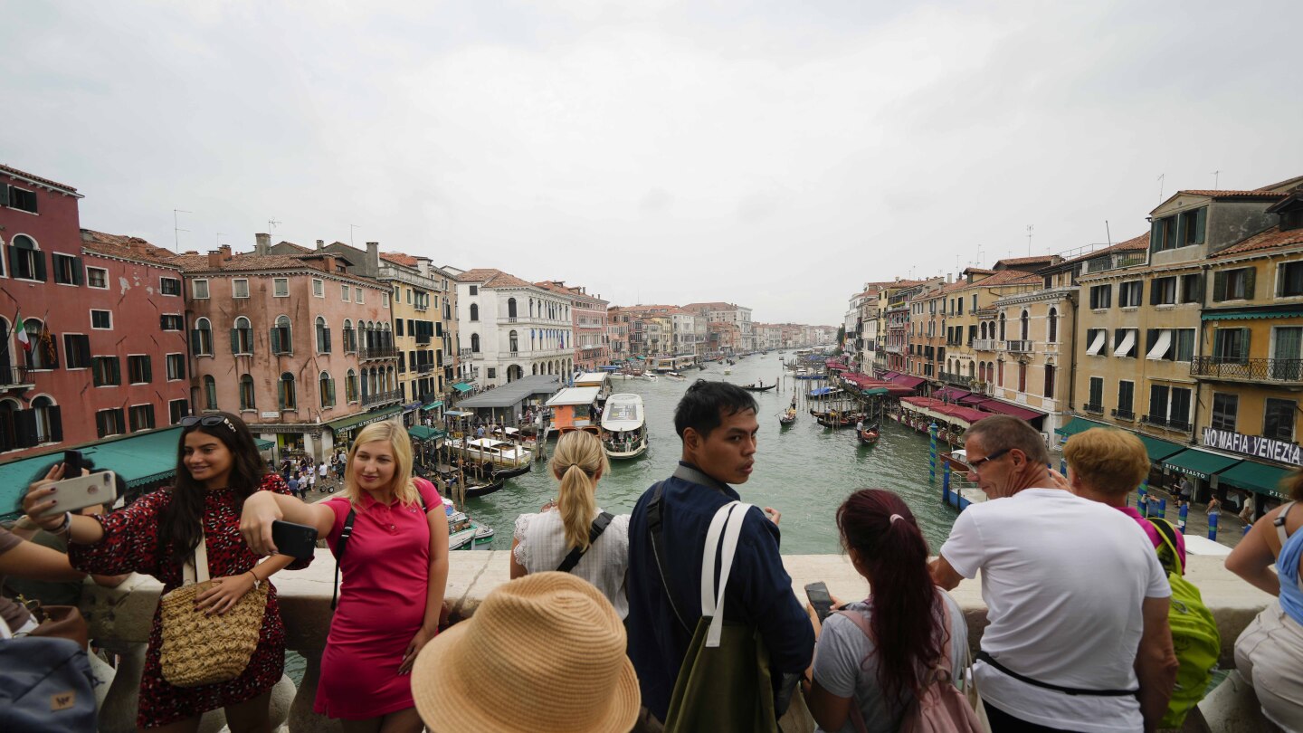 Еднодневните екскурзии във Венеция ще бъдат изправени пред големи глоби, ако не платят такса за достъп по пилотна програма