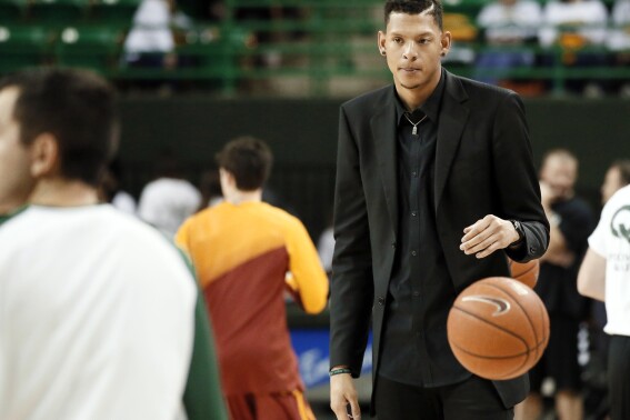 FILE - Baylor student assistant Isaiah Austin prepares to toss a ball in as players run through drills before an NCAA college basketball game against Iowa State in Waco, Texas, Jan. 14, 2015. Former Baylor basketball player Isaiah Austin, whose NBA dreams were thwarted after being diagnosed with Marfan syndrome, was hired Friday, April 19, 2024, as an assistant coach at Florida Atlantic. Austin spent the past two years working for the NBA, and will now coach for the first time. (AP Photo/Tony Gutierrez, File)