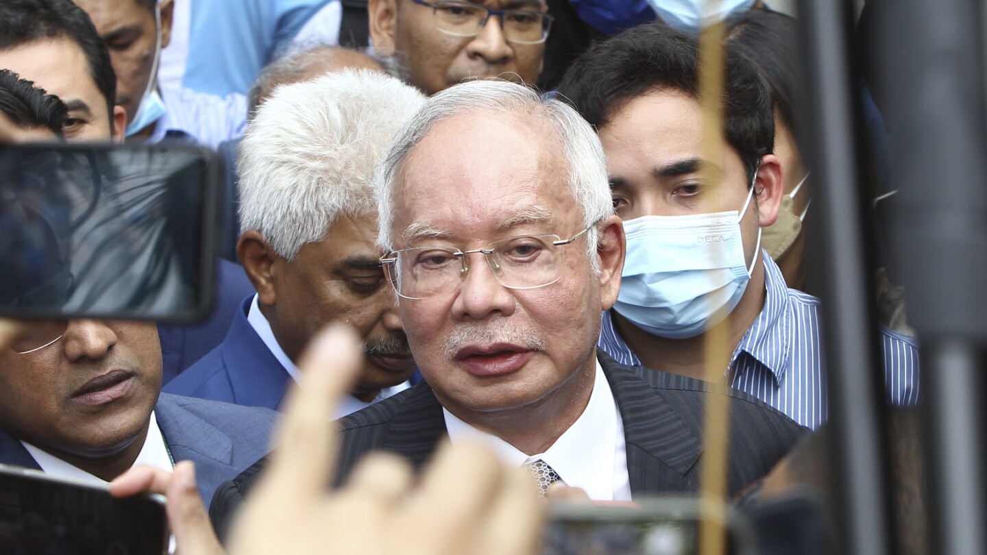 Malaysian PM apologizes