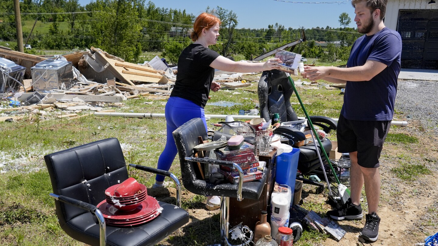 Семейство от Кентъки остава бездомно за втори път от торнадо, ударило същото място