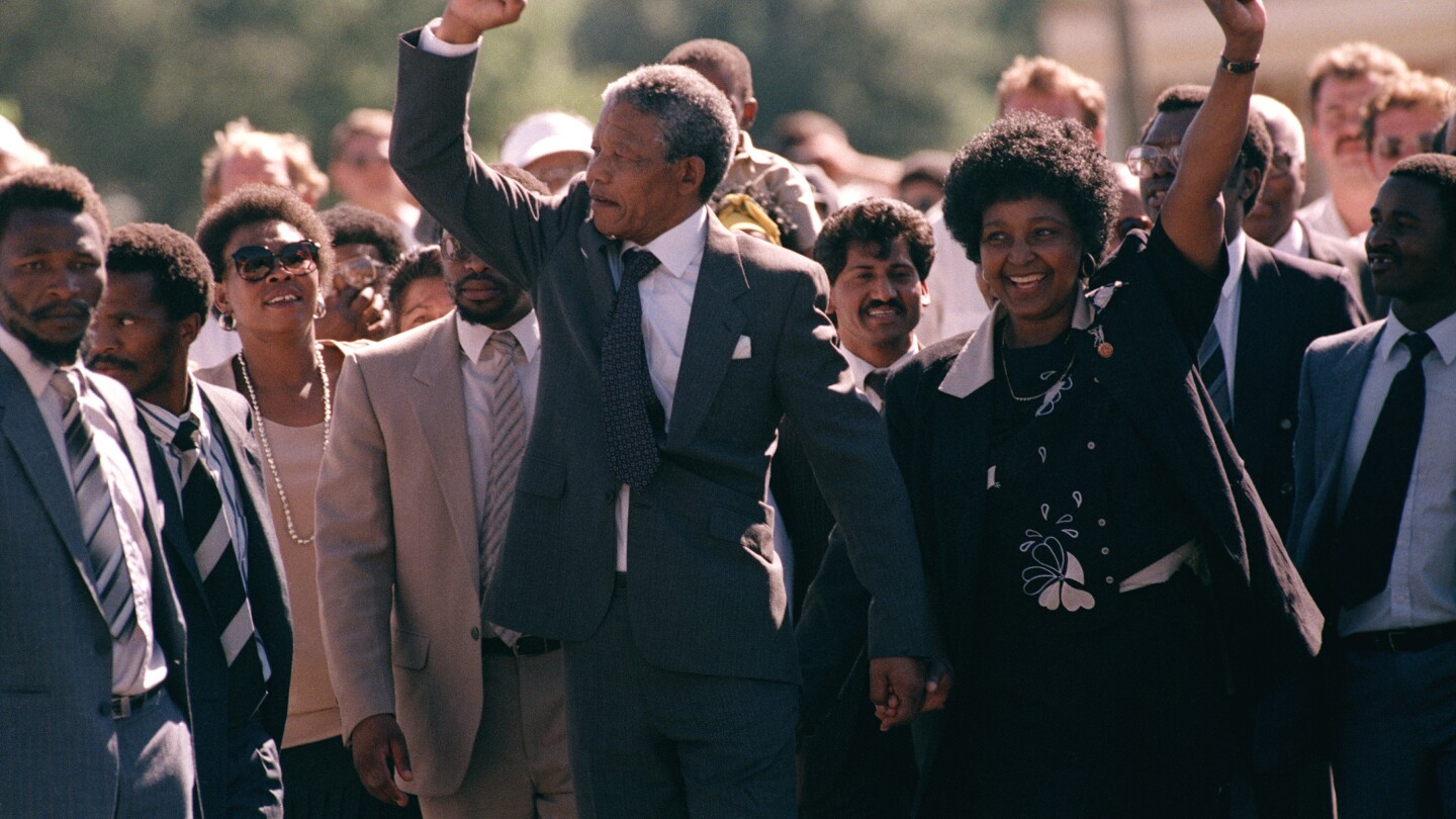 Днес в историята На 11 февруари 1990 г чернокожият активист от