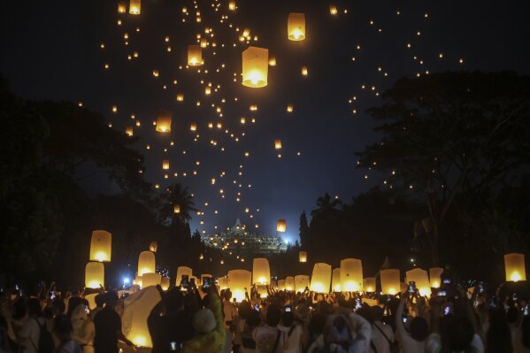 Devotees fly lanterns during the commemoration of Vesak, which marks the day of Buddha's birth, death and enlightenment at the 9th-century Borobudur Temple in Magelang, Central Java, Indonesia, late Monday, May 12, 2025. (AP Photo/Slamet Riyadi)