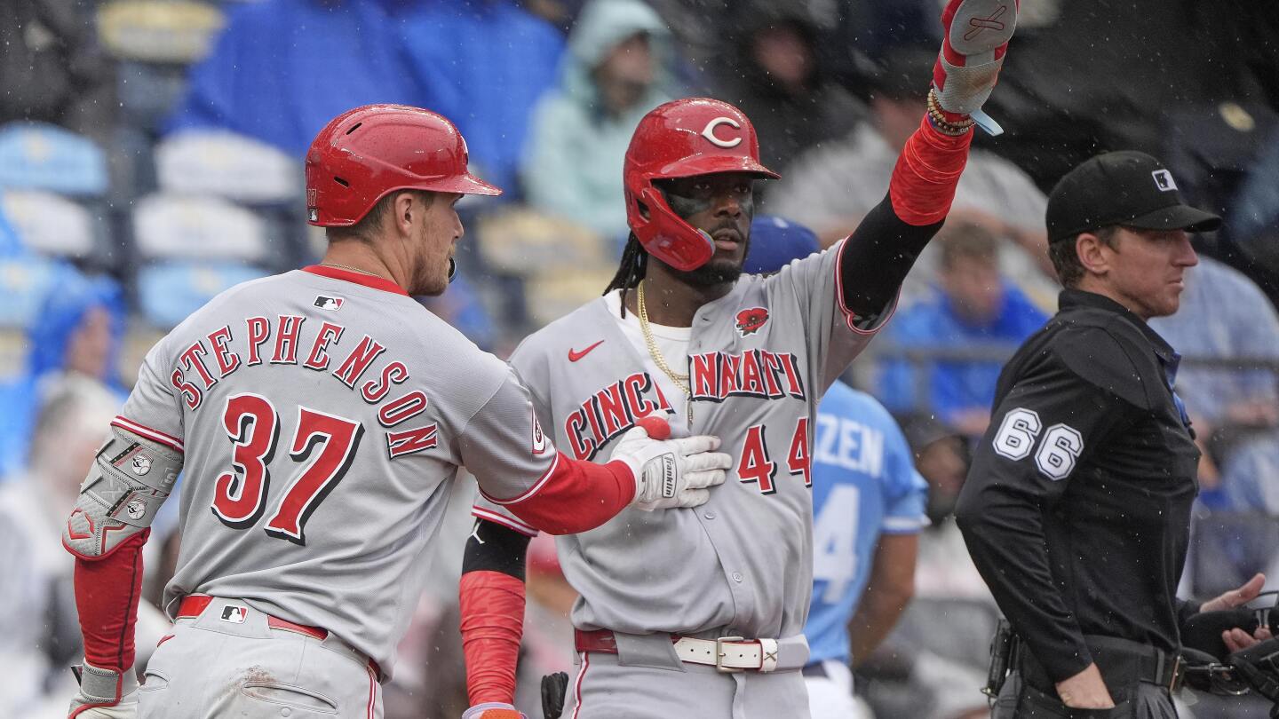 Nick Martínez y Tyler Stephenson ayudan a Rojos a derrotar 7-4 a los Reales