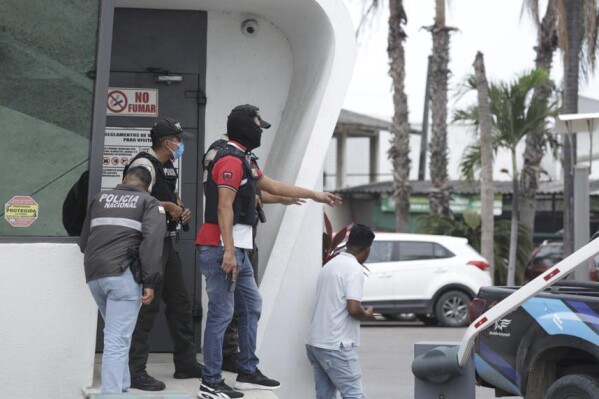 La policía responde a un ataque en la cadena TC Televisión, un canal de televisión pública en Guayaquil, Ecuador, el martes 9 de enero de 2024. Hombres enmascarados irrumpieron en el set agitando armas y explosivos durante una transmisión en vivo el martes.  (Foto AP/César Muñoz)