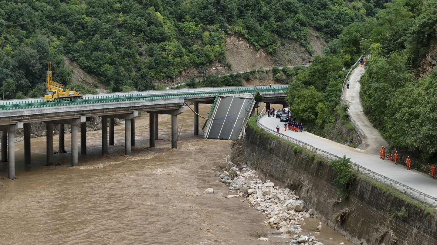 中国洪水：高速道路橋崩壊で11人死亡、数十人行方不明
