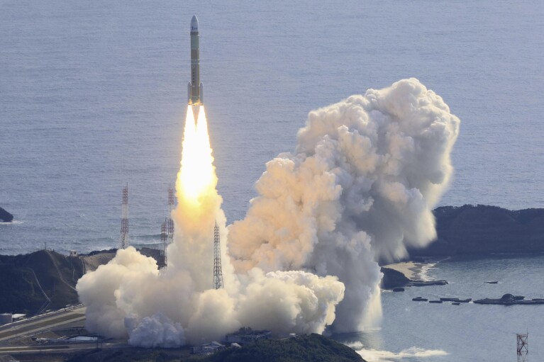 Un cohete H3 despega del Centro Espacial Tanegashima en Kagoshima, sur de Japón, el sábado 17 de febrero de 2024. (Kyodo News vía AP)