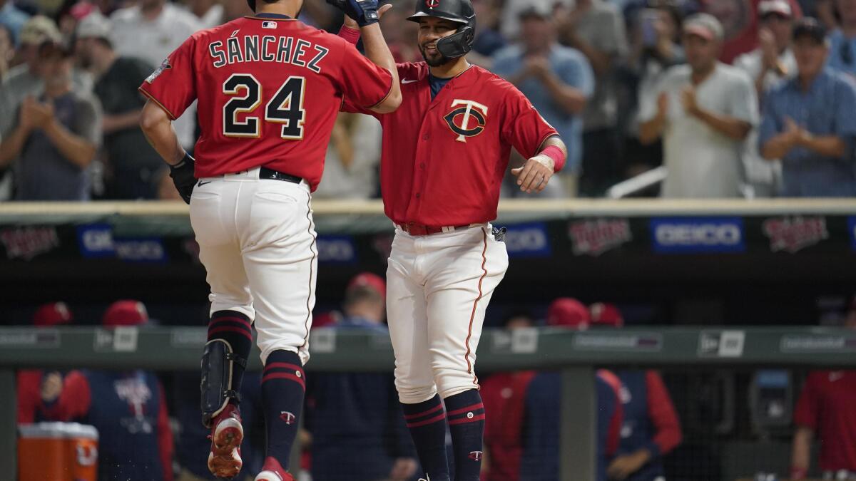 Twins snap 6-game losing streak with 9-0 rout of Giants