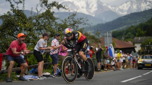 Der Belgier Wout Van Aert klettert, während im Hintergrund der Mont Blanc zu sehen ist, während der sechzehnten Etappe des Radrennens Tour de France, einem Einzelzeitfahren über 22,5 Kilometer (14 Meilen) mit Start in Passy und Ziel in Combloux, Frankreich, am Dienstag, 18. Juli 2023. (AP Photo/Thibault Camus)