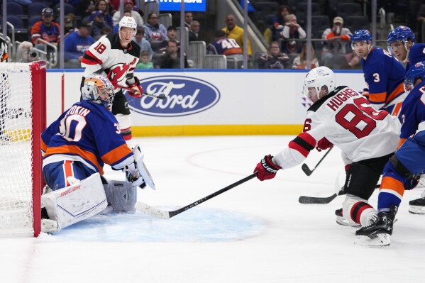 Shorthanded Islanders score early and often to hold off Devils