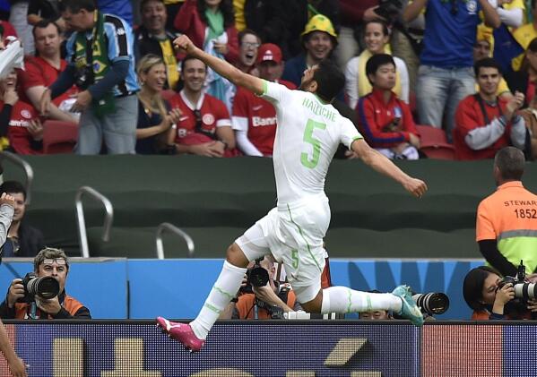 El jugador de Argelia, Rafik Halliche, festeja un gol contra Corea del Sur en el Mundial el domingo, 22 de junio de 2014, en Porto Alegre, Brasil. (AP Photo/Martin Meissner)