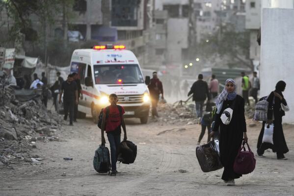 Palestinos evacúan tras una orden de evacuación del Ejército israelí para varias escuelas y un hospital en el vecindario de Rimal, en Ciudad de Gaza, el miércoles 14 de mayo de 2025. (AP Foto/Jehad Alshrafi)