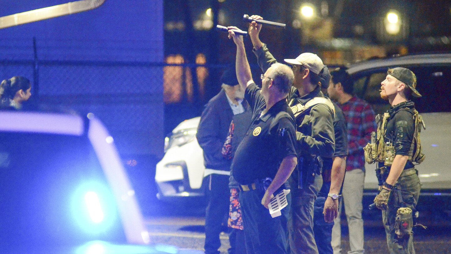 Mississippi police searching for suspects in shooting that injured 5