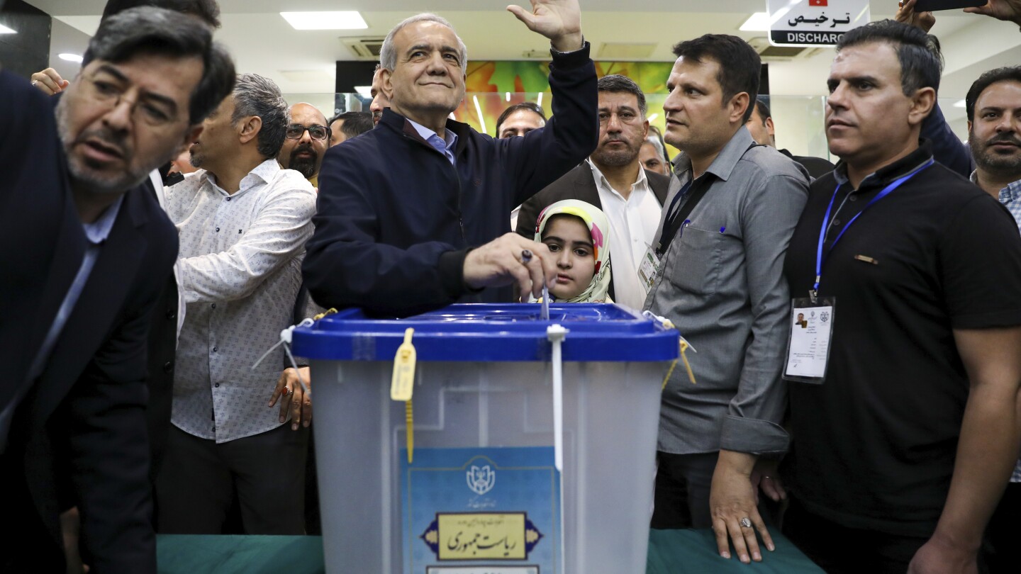 伊朗总统选举：改革派马苏德·佩泽什基安领先强硬派赛义德·贾利利