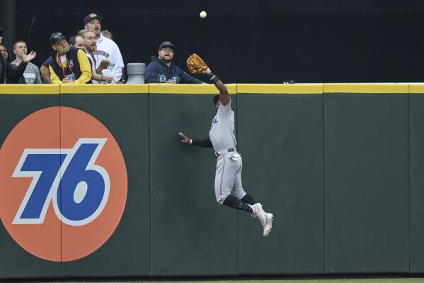 Highlight] Jesus Sanchez robs Eugenio Suarez of a game-tying grand