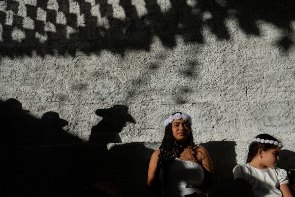 Los participantes participan en las Cavalhadas, o Festival del Espíritu Santo, en Pirenópolis, estado de Goiás, Brasil, el domingo 8 de junio de 2025. (Foto AP/Eraldo Peres)