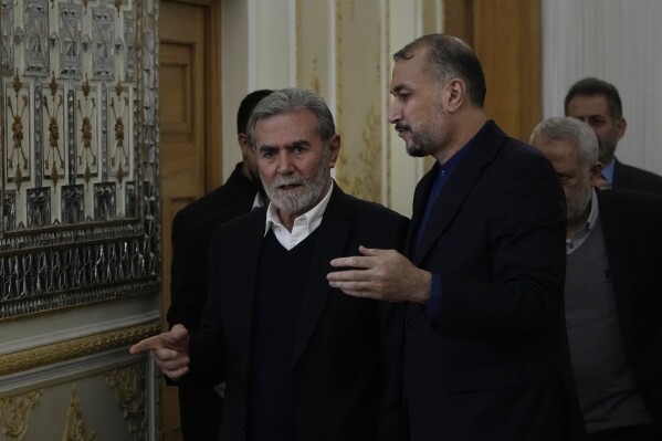 Thủ lĩnh của nhóm Jihad Hồi giáo Palestine Ziad Nakhaleh, trái, và Ngoại trưởng Iran Hossein Amirabdollahian, đến ký vào sổ khách mời của Nakhaleh, sau cuộc gặp của họ ở Tehran, Iran, Thứ Bảy, ngày 30 tháng 3 năm 2024. (Ảnh AP / Vahid Salemi)