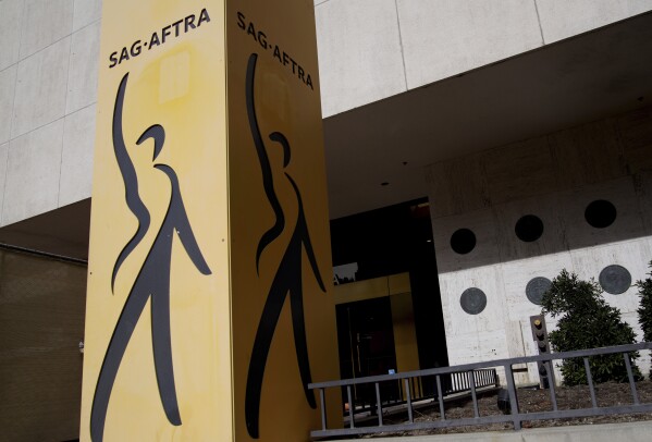 Lối vào văn phòng SAG-AFTRA được nhìn thấy ở Los Angeles vào thứ Sáu, ngày 10 tháng 11 năm 2023. Những tháng bất ổn lao động ở Hollywood sắp kết thúc, nhưng bối cảnh hậu đình công đang chờ đợi các diễn viên và nhà văn có thể còn lâu mới hạnh phúc -sau đó.  (Ảnh AP / Richard Vogel)