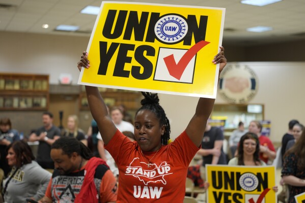 Volkswagen-autofabriekmedewerker Kiara Hughes viert feest nadat werknemers op vrijdag 19 april 2024 in Chattanooga, Tennessee hebben gestemd om lid te worden van de UAW. (AP Photo/George Walker IV)