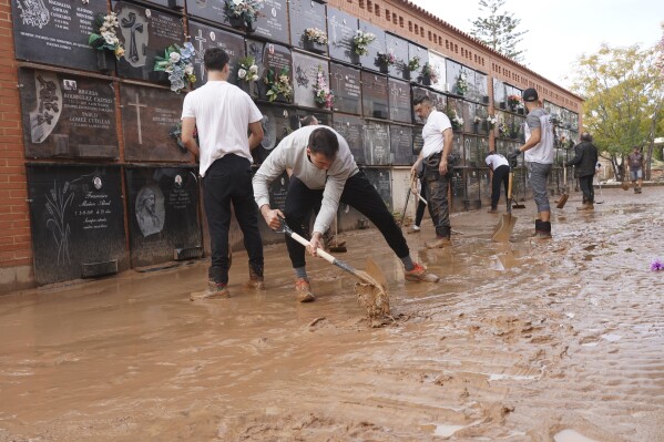 La cifra de muertos por inundaciones en España llega a 205 | AP News