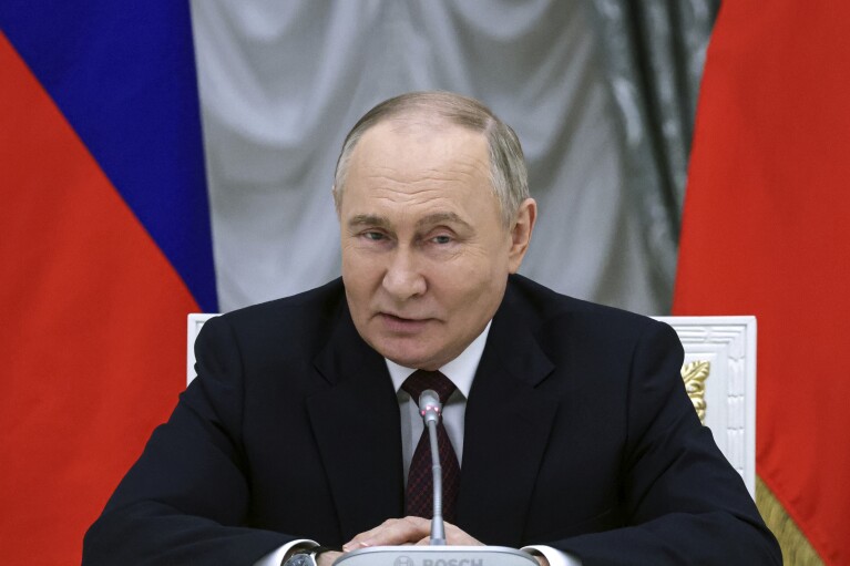 De Russische president Vladimir Poetin zit een bijeenkomst voor met leden van de nieuwe regering in het Kremlin in Moskou, Rusland, dinsdag 14 mei 2024. (Vyacheslav Prokofjev, Spoetnik, Kremlin Pool Photo via AP)