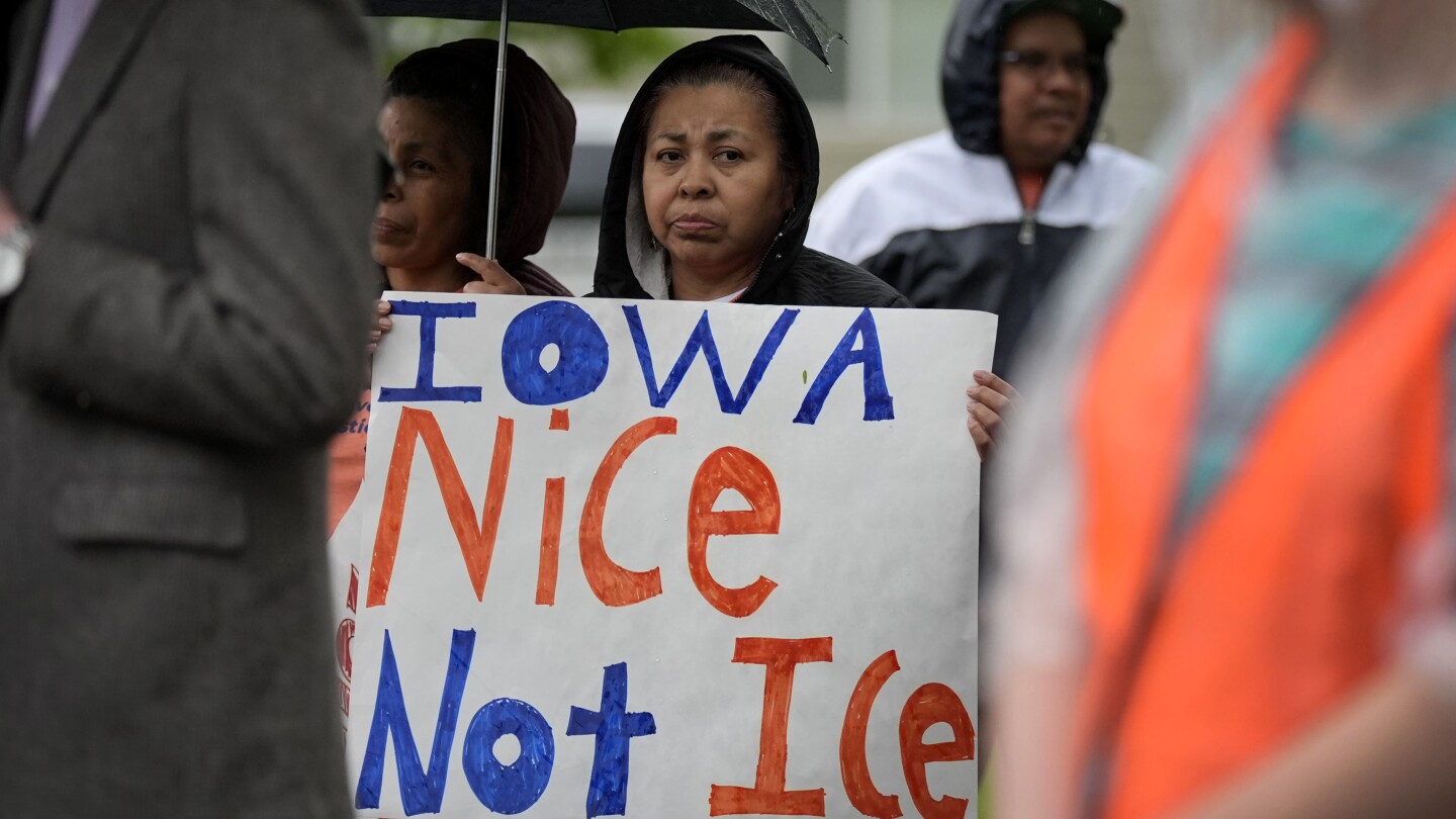 Законът на Айова позволява на полицията да арестува и депортира мигранти. Групи за граждански права съдят