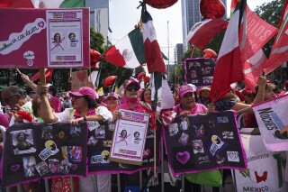 Supporters of Senator Xóchitl Gálvez, opposition candidate in the presidential elections, cheer during a political event at the Angel of Independence monument, in Mexico City, September 3, 2023. (AP Photo/Marco Ugarte )