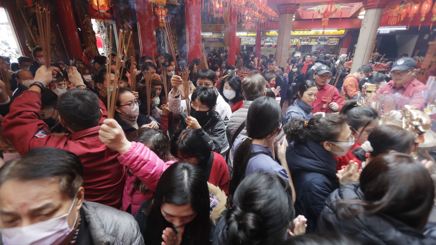 Лунната Нова година на Дракона разпалва цветни празненства в азиатските нации и общности