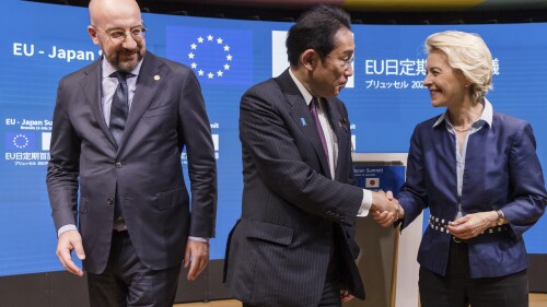 Premier Japonii Fumio Kishida (w środku) spaceruje z przewodniczącym Rady Europejskiej Charlesem Michelem, gdy podaje rękę przewodniczącej Komisji Europejskiej Ursuli von der Leyen po szczycie UE-Japonia w Belgii, czwartek, 13 lipca 2023 r.  (AP Photo/Geert Vanden Wijngaert)