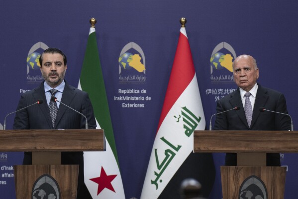 Bộ trưởng Ngoại giao Syria Asaad al-Shaybani, bên trái, phát biểu trong cuộc họp báo với người đồng cấp Iraq Fouad Hussein sau cuộc gặp của họ, tại Baghdad, Iraq, thứ sáu, ngày 14 tháng 3 năm 2025. (Ảnh AP/Hadi Mizban)