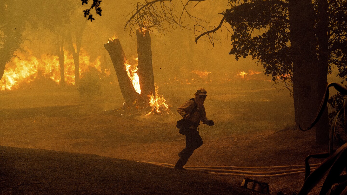 Forest fire in Northern California spreads, even hotter weather expected. Thousands evacuated