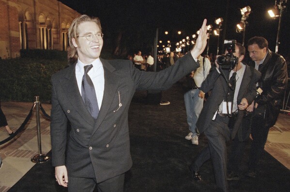 Actor Val Kilmer, who lends his voice in the animated film "The Prince of Egypt," waves to the crowd at a special screening of the film in Los Angeles on Dec. 16, 1998.