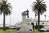 Pracownicy usuwają pozostałości pomnika Kapitana Cooka w Melbourne w Australii, czwartek, 25 stycznia 2024 r., po tym, jak wandale odcięli posąg w kostkach.  W czwartek protestujący zniszczyli dwa pomniki symbolizujące kolonialną przeszłość Australii przed coraz bardziej spolaryzowanym świętem narodowym upamiętniającym brytyjskie osadnictwo.  (Zdjęcie: Diego Fidel/AAP za pośrednictwem AP)