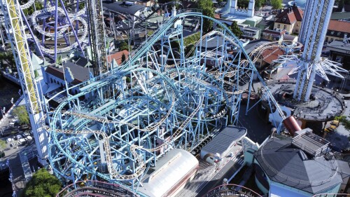 Ein Luftbild der Jetline-Achterbahn im Vergnügungspark Gröna Lund in Stockholm, Schweden, am Montag, 26. Juni 2023. Ermittler der schwedischen Regierung haben am Montag eine Untersuchung zu einem Achterbahnunfall eingeleitet, bei dem eine Person ums Leben kam und neun am ältesten des Landes verletzt wurden Freizeitpark.  Der Park Gröna Lund wurde geschlossen und bleibt noch mindestens eine Woche geschlossen, nachdem sich am Sonntag, dem 25. Juni 2023, der Unfall ereignete, bei dem die Achterbahn teilweise entgleiste und einige Passagiere zu Boden gingen.  (Marko Saavala/TT News Agency über AP)