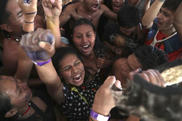 Indígenas celebran la sentencia del Supremo Tribunal Federal que consagra los derechos territoriales indígenas, en Brasilia, Brasil, el jueves 21 de septiembre de 2023. (AP Foto/Gustavo Moreno)
