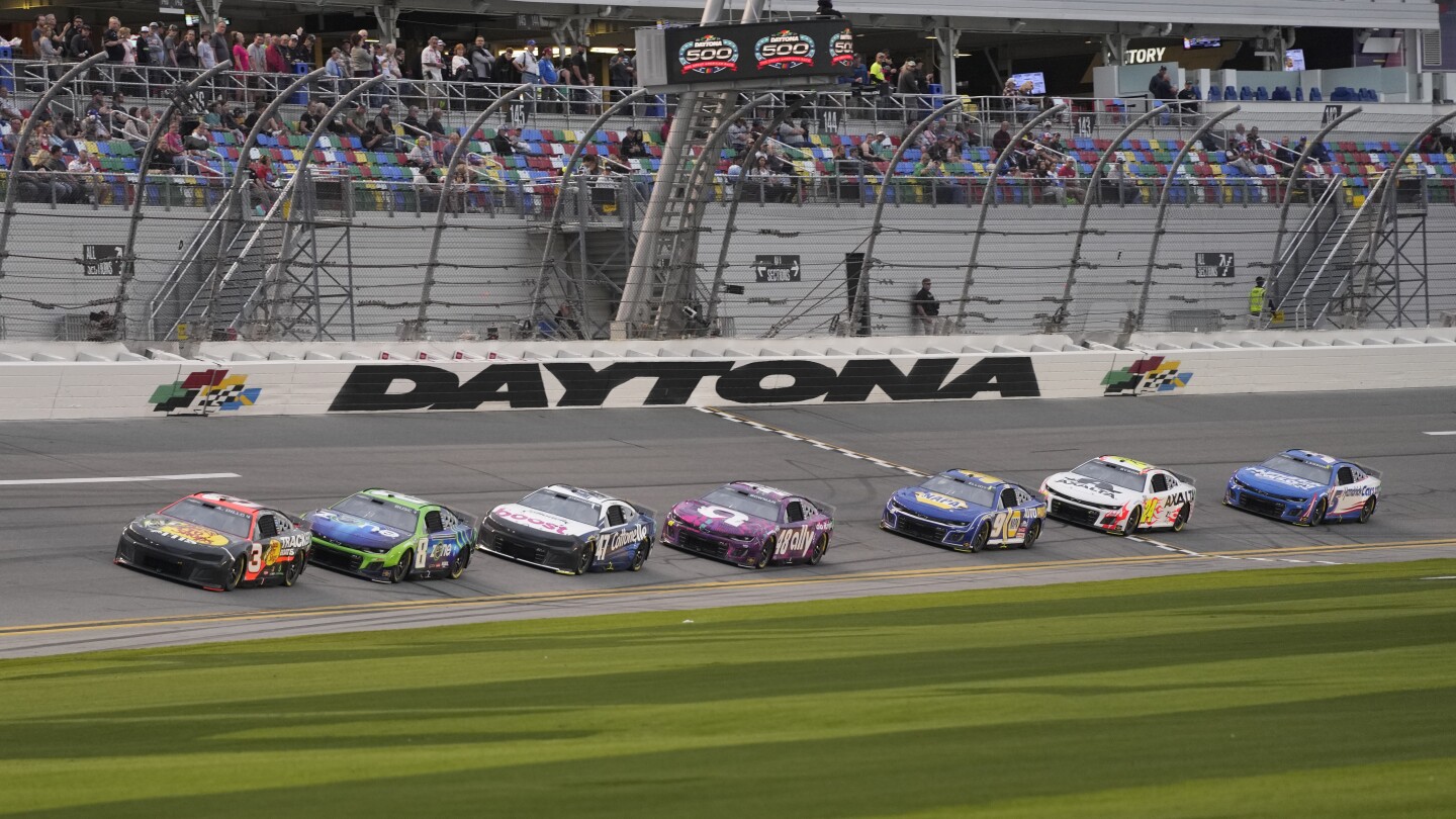Екипите на NASCAR съобщават на AP, че са наели най-добър антитръстов адвокат в навечерието на Daytona 500