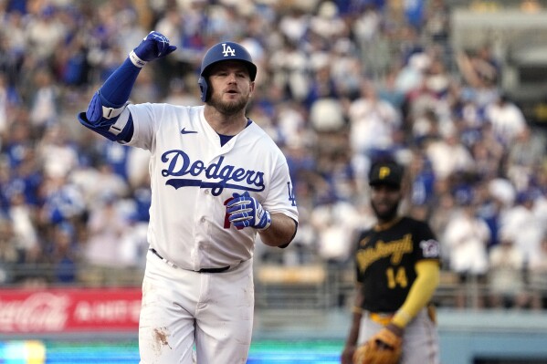 Muncy homers, Roberts gets 700th win as manager in Dodgers' 5-2 victory  over Pirates