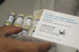 El farmacéutico Jonathan Parducho abre una caja de vacunas Jynneos para la viruela símica en el Hospital General Zuckerberg, en San Francisco, California, el 29 de julio de 2022. (Lea Suzuki/San Francisco Chronicle vía AP)