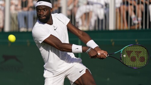Američanka Frances Tiafoeová se vrací k švýcarskému Dominicu Strickerovi ve dvouhře mužů čtvrtého dne tenisového Wimbledonského mistrovství v Londýně, ve čtvrtek 6. července 2023. (AP Photo/Alberto Pezzali)