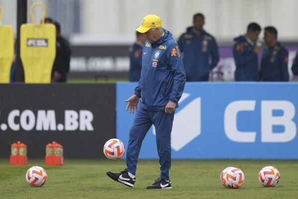 Brazil's coach Carlo Ancelotti leads a training session ahead of a World Cup 2026 qualifier soccer match against Ecuador in Sao Paulo, Tuesday, June 3, 2025. (AP Photo/Andre Penner)