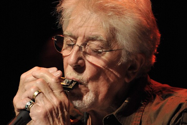 FILE - English blues singer John Mayall performs with his band The Bluesbreakers, on the stage of the Miles Davis hall during the 42nd Montreux Jazz Festival in Montreux, Switzerland, late Monday, July 7, 2008. Mayall, the British blues musician whose influential band the Bluesbreakers was a training ground for Eric Clapton, Mick Fleetwood and many other superstars, died Monday, July 22, 2024, at his home in California. He was 90. (Sandro Campardo/Keystone via ĢӰԺ, File)